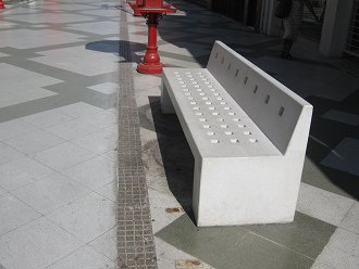 Pasaje peatonal 21 de Mayo, banco con
                        huecos