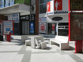 Pasaje peatonal 21 de Mayo, bancos, sillas, y
                mesas