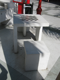 Pasaje peatonal 21 de Mayo, mesa de ajedrez
                        o damas