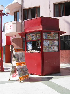 Pasaje peatonal 21 de Mayo, puesto de periodicos