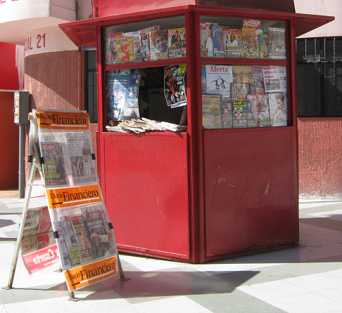 Pasaje peatonal 21 de Mayo, puesto de
                        peri�dicos, primer plano