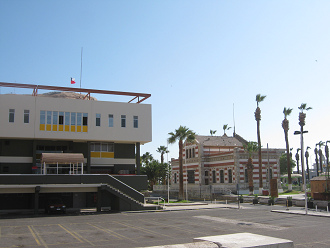 Casa de cultura con cerro Morro