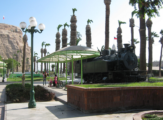 Der Zugplatz, Dampflokomotive mit einem
                            alten Bahnsteig