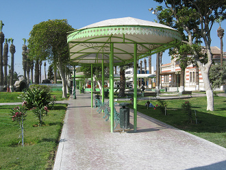 Der Zugplatz, B�nke unter einem Dach