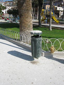 Der Mackennaplatz, Abfallk�bel mit
                            weissem Deckel voll Vogelkot