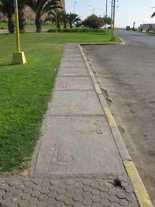 St. Martinsallee, Trottoir mit
                    Geoglyphen-Motiven
