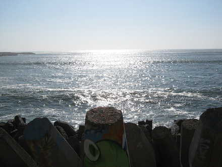 Die K�ste, da kommen grosse Wellen