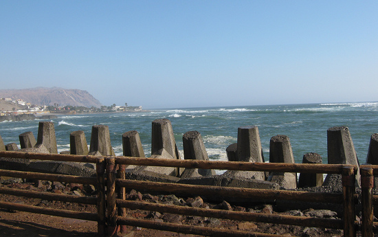 St. Martinsallee, die wilde K�ste mit den
                    K�stenschutzelementen (Wellenbrechern)