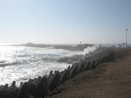 Ein Deich mit dem wilden Meer