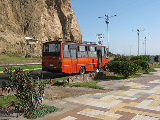 Avenida San Mart�n, carro p�blico rojo