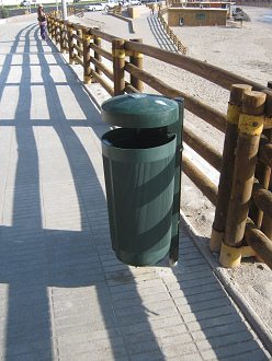 Abfalleimer mit Dach, das fantastische
                        Abfallk�belmodell von Arica