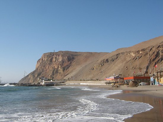 Der Laucho-Strand mit seinen Wellen (02) mit der
                  Sicht auf den Morroberg