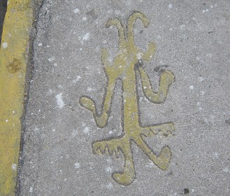 St.-Martinsallee,
                                Geoglyphenzeichnung oder
                                Petroglyphenzeichnung mit einem gelben
                                Ausserirdischen mit Antennen auf seinem
                                Kopf