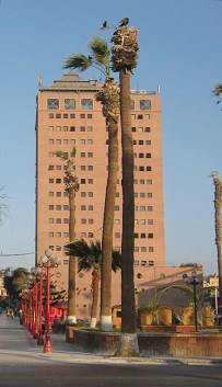 Kreuzung Prattstrasse / Passage des 21.
                        Mai, der Handelsturm "Empressarial",
                        Nahaufnahme