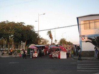 Kreuzung Chacabuco-Allee / General
                        Velasquez-Strasse mit Sonntagsmarkt