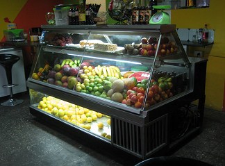 Velasquezstrasse, Safttheke "Zum Guten
                Platz" ("Buen Sitio"), die Vitrine