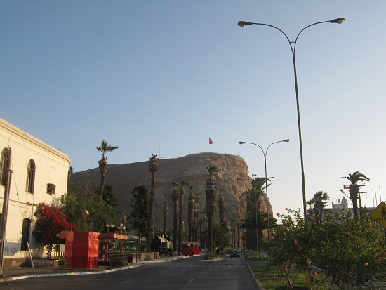 Vista de la entrada del puerto al cerro
                        Morro con la avenida Lira en la luz del sol del
                        anochecer