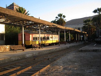 Arica: Estaci�n de trenes para Bolivia,
                        edificio con vag�n