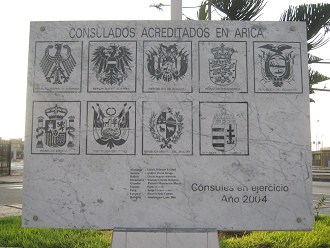 La plazoleta de los c�nsules, la placa de
                          los c�nsules, primer plano