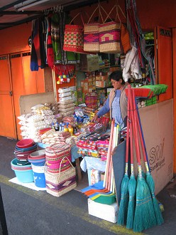 Avenida Lira, feria
                                "Lira" (04)