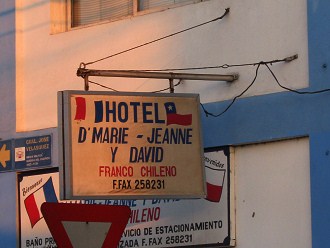 Avenida Chacabuco / calle general
                        Velasquez, hostal Marie Jeanne y David, placa,
                        primer plano