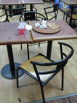 Pasaje 21 de Mayo, pizzer�a, muebles
                        bonitos con restos