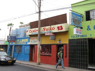Pratstrasse ("calle Prat"), das
                        "Schweizer Zentrum ("centro
                        Suizo"), Nahaufnahme