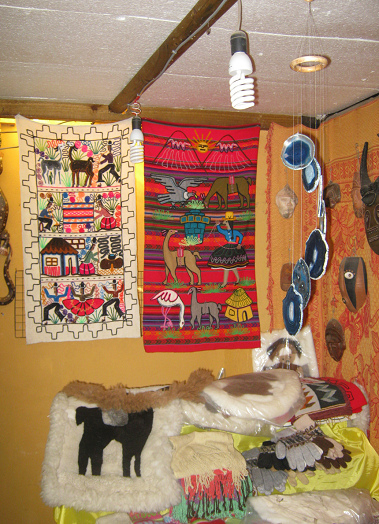 Kolumbusstrasse (calle Col�n),
                                Kunsthandwerkzentrum mit Webereien und
                                Mobiles