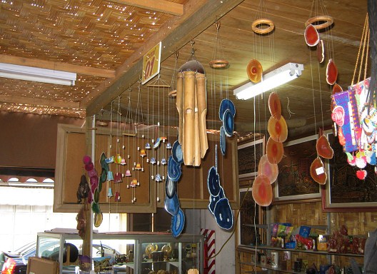 Das Kunsthandwerkzentrum an der
                          Kolumbusstrasse, Mobiles aus wertvollen
                          Steinen, aus Bambus, und aus Keramik