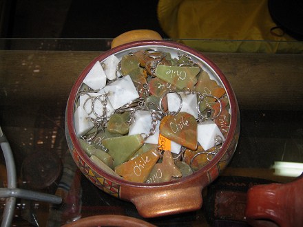 Calle Col�n, centro artesanal, llaveros
                          en piedra en forma de pir�mides y corazones