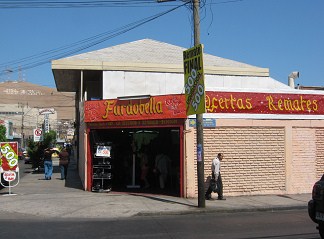 Tienda Fardobella (01), una tienda
                        terrorista de m�sica, molestando mucho a
                        hostales