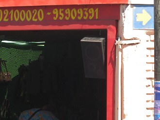 Tienda Fardobella (03), una tienda
                                terrorista de m�sica con altoparlante
                                derecho por afuera