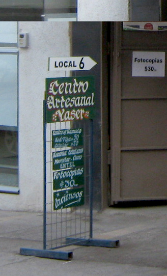Calle Col�n, la
                        entrada al centro artesanal "Yaser",
                        la placa