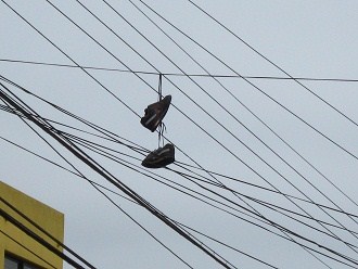 Da h�ngen Turnschuhe
                                �ber der Strasse in Arica (01), 11. Mai
                                2010, Nahaufnahme