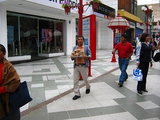 Fussg�ngerzone des 21. Mai in Arica,
                        Brotverk�ufer