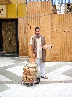 Fussg�ngerzone des 21. Mai in
                        Arica, Brotverk�ufer 02, dieses Mal direkt von
                        der Hari-Krishna-Farm im Lluta-Tal