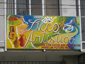 Casa Col�n, la placa de un "liceo
                        Art�stico" en la entrada, primer plano