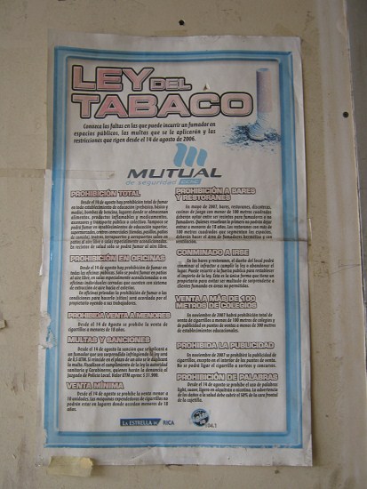 Poster con la ley del tabaco del a�o 2006