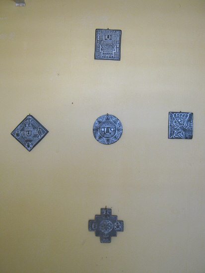 Grafiken an der Zimmerwand