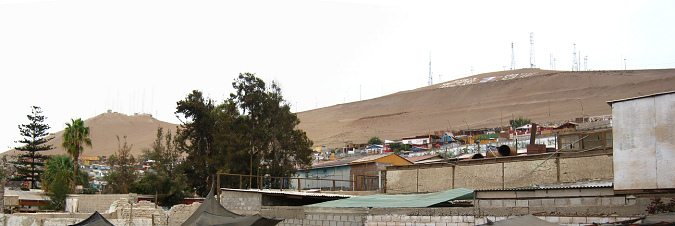 Aussicht vom Balkon des Hotels Yungay mit
                          Arica mit Hochnebel am 24. April 2010 (02)