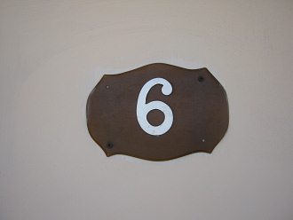 La
                          puerta del cuarto no. 6, el n�mero