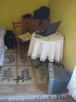 Mesa, silla, c�moda, tele