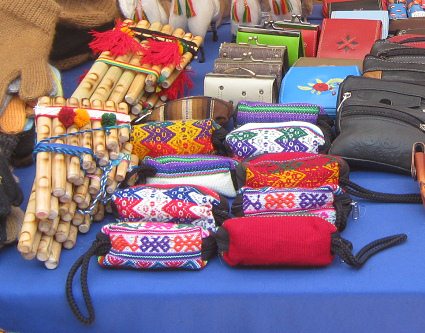 Zampoñas y
monederos bordados, primer plano Zampoñas y monederos bordados,
primer plano