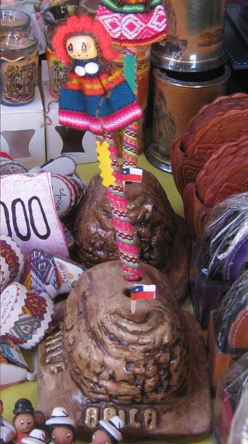 Modell des Morrobergs mit einem
Bleistift aus der Sierra, Nahaufnahme Modell des Morrobergs mit einem
Bleistift aus der Sierra, Nahaufnahme