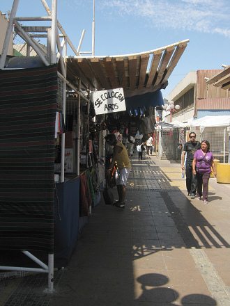 Schild "Wir setzen dir die
Ohrringe" ("se colocan aros") Schild "Wir setzen dir die
Ohrringe" ("se colocan aros")