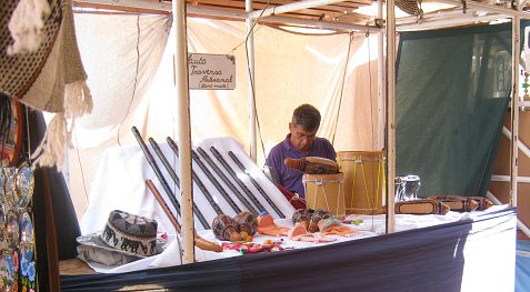 Natürliche
Musikinstrumente wie Rasseln, Flöten, Trommeln
etc. Natürliche Musikinstrumente wie Rasseln,
Flöten, Trommeln etc.