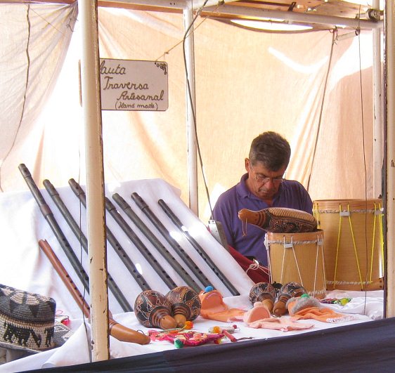 Natürliche Musikinstrumente wie Rasseln,
Flöten, Trommeln etc., Nahaufnahme Natürliche Musikinstrumente wie Rasseln,
Flöten, Trommeln etc., Nahaufnahme