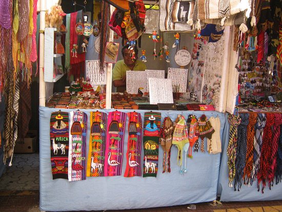 Verkaufsstand mit Kunsthandwerk mit
Tellern, Webereien, Mützen, Ohrringen etc. Verkaufsstand mit Kunsthandwerk mit
Tellern, Webereien, Mützen, Ohrringen etc.