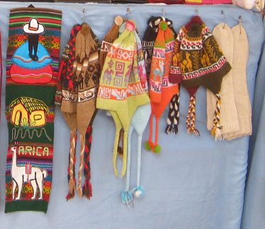 Ein Wandbehang und
Mützen, Nahaufnahme Ein Wandbehang und Mützen,
Nahaufnahme