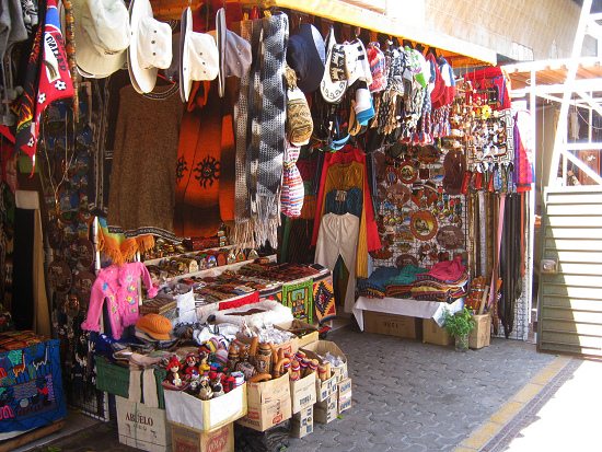 Verkaufsstand mit
Kunsthandwerk mit Hüten, Kleidern und Webereien Verkaufsstand mit Kunsthandwerk mit Hüten,
Kleidern und Webereien